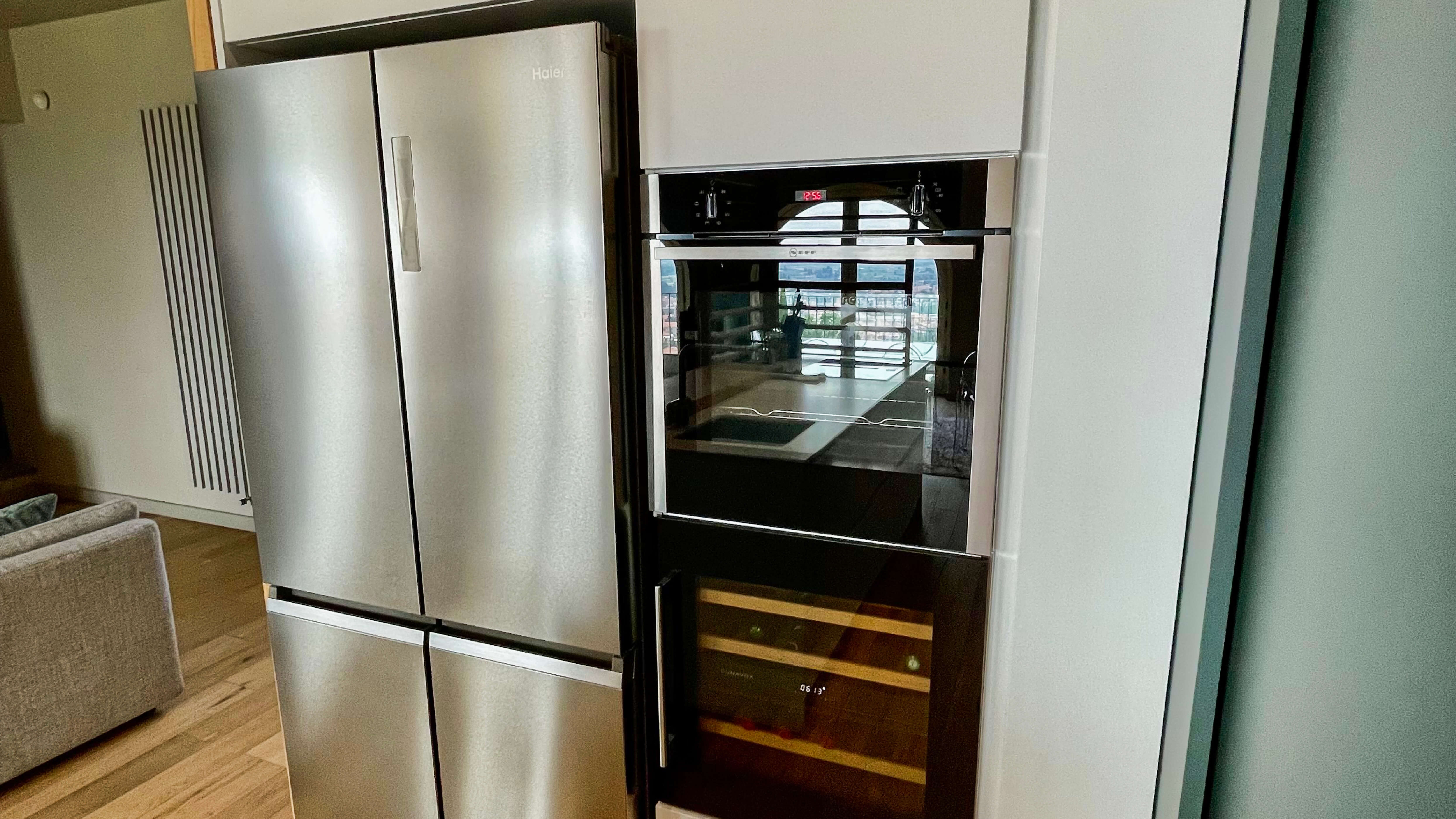 Cucina Teal particolare cantinetta