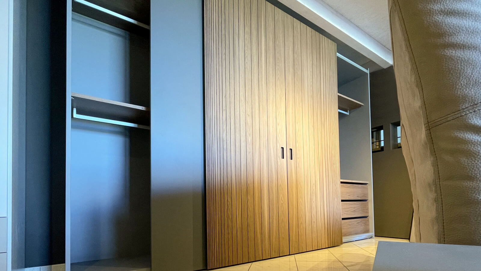 armadio in noce canaletto